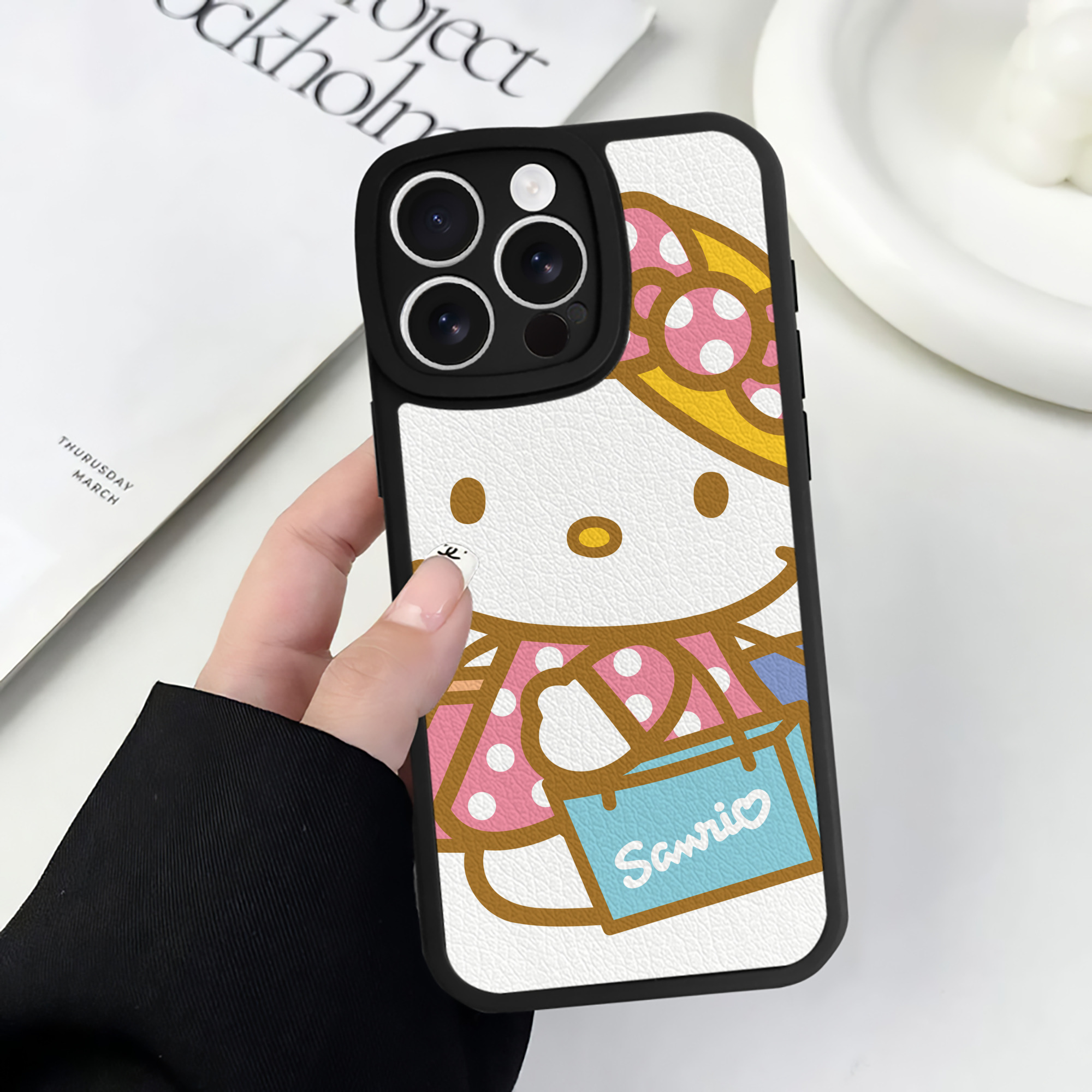 （画像用） Hello Kitty ハローキティ 【iPhone 16シリーズ対応】シリコンスマホケース（レザー調） 材質：シリコン